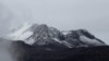 Bomberos colombianos realizan censo de un habitante de la localidad más cercana al cráter del volcán Nevado del Ruiz, luego de que las autoridades declararan alerta naranja y pidieran a la población una evacuación preventiva, en Villamaría, Colombia, el 3 de abril de 2023.