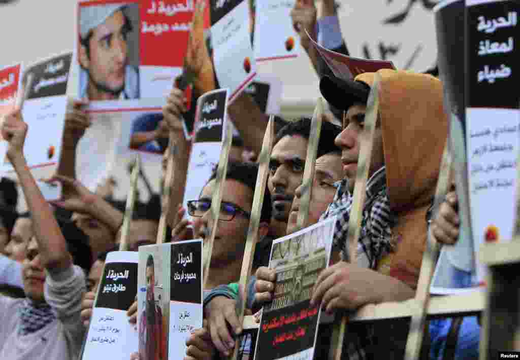 Para aktivis Mesir melakukan unjuk rasa di depan gedung 'Press Syndicate' di Kairo, menuntut pembebasan rekan-rekan mereka yang ditahan. 