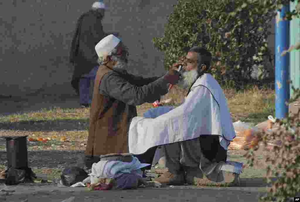 Wanzami Na Yima Wani Aski A gefen Hanya A Kasar Pakistan 
