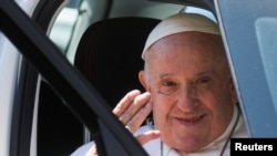 El papa saluda desde un auto tras salir del hospital policlínico universitario Agostino Gemelli en Roma, el 16 de junio de 2023, nueve días después de someterse a una operación abdominal.
