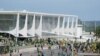 Partidarios del expresidente de Brasil Jair Bolsonaro protestan ante el Palacio de Planalto, el 8 de enero de 2023, en Brasilia. 