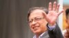 El entonces candidato presidencial Gustavo Petro saluda a su llegada para votar en una segunda vuelta presidencial en Bogotá, Colombia, el domingo 19 de junio de 2022. Petro tomará posesión el 7 de agosto.