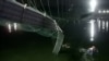 Al menos 80 muertos en desplome de puente en la India
