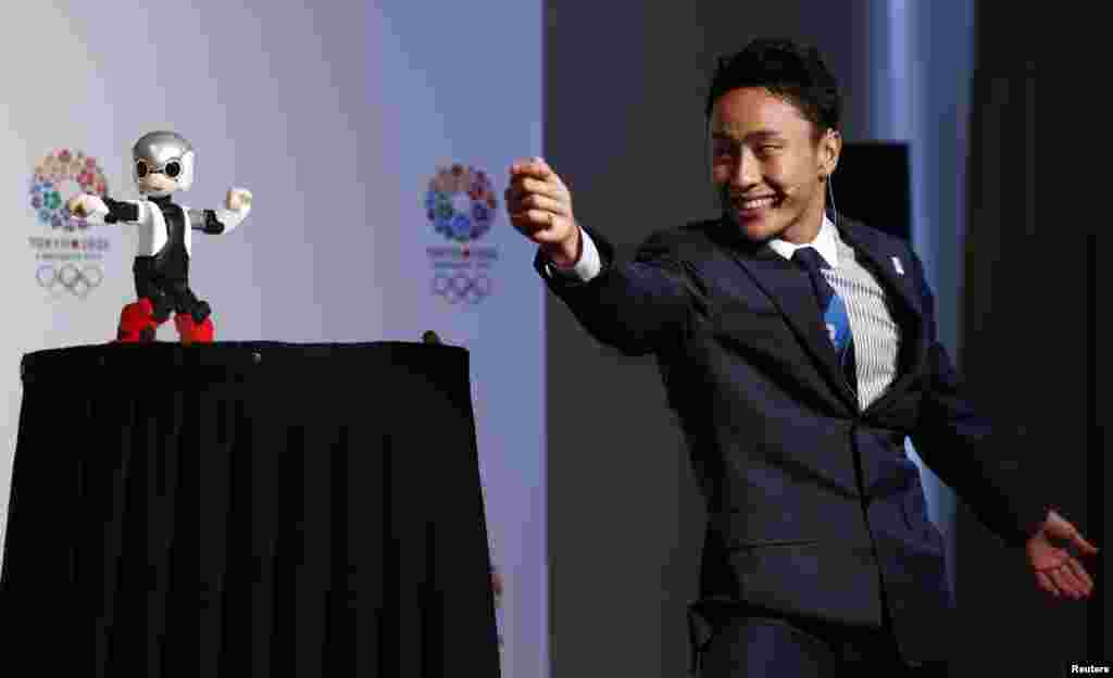 Atlet anggar Jepang, Yuki Ota berbicara dengan robot "Mirata" saat berpartisipasi dalam demonstrasi untuk mendukung kota Tokyo sebagai tuan rumah Olimpiade musim panas 2020 - dalam pertemuan delegasi IOC di kota Buenos Aires, Argentina.