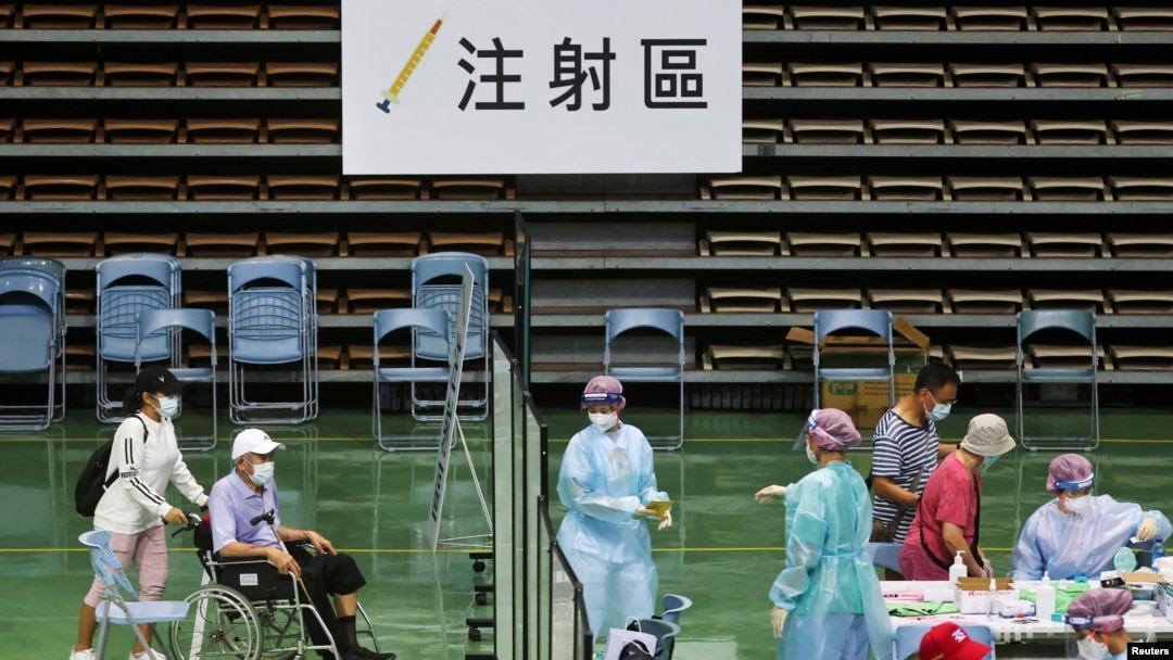 台灣醫護人員在新北市的一個體育館為85歲以上的老人接種新冠疫苗。（2021年6月15日）