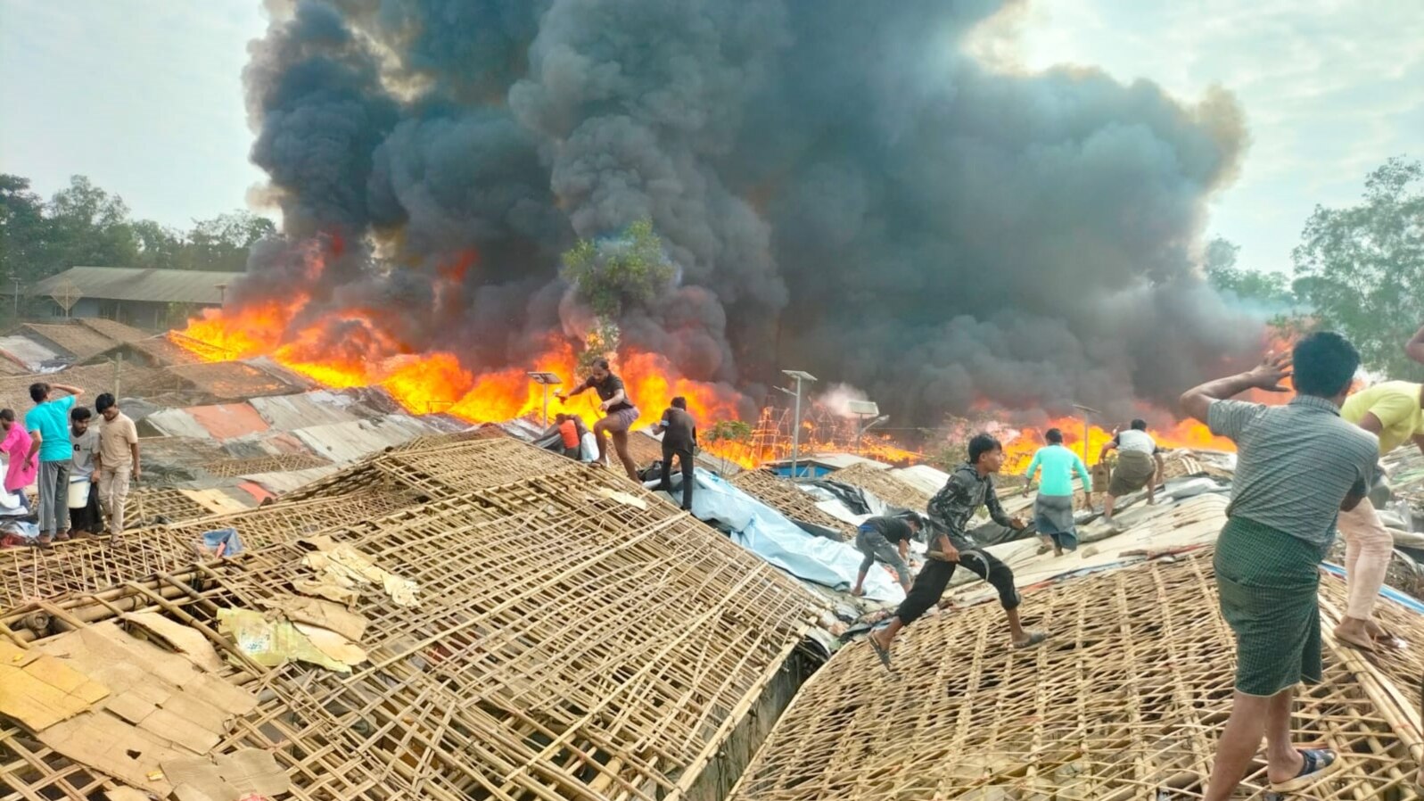 A fire breaks out in the Kutupalong Rohingya refugee camp in Cox’s Bazar, Bangladesh, Dec. 24, 2024. (Md. Jamal for VOA)