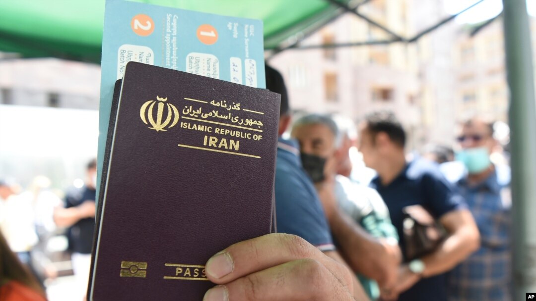 مسافران ایرانی در صف واکسن رایگان در ایروان، پایتخت ارمنستان (۹ ژوئیه ۲۰۲۱)