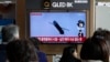 Una pantalla de televisión muestra una imagen de archivo del lanzamiento de un misil por parte de Corea del Norte durante un noticiero en la estación de tren de Seúl, Corea del Sur, el 14 de febrero de 2024.