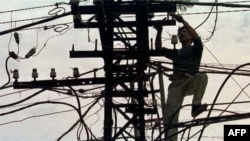 Cắt điện không chỉ làm khổ trẻ con mà còn khiến kinh tế - xã hội lộn ngược và có thể cảm nhận tính chất, mức độ nghiêm trọng của tình trạng cắt điện tràn lan, vô tội vạ trên mạng xã hội. 
