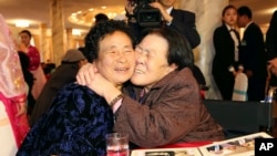 지난 2015년 10월 금강산호텔에서 열린 남북 이산가족 2차상봉에서 남측 상봉단의 조순전(오른쪽) 씨가 북측의 요동생 조귀녀 씨와 부둥켜 안고있다. (자료사진)