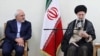 Kiongozi wa Juu wa Iran Ayatollah Ali Khamenei (Kulia) na Waziri wa Mambo ya Nje Foreign Mohammad Javad Zarif