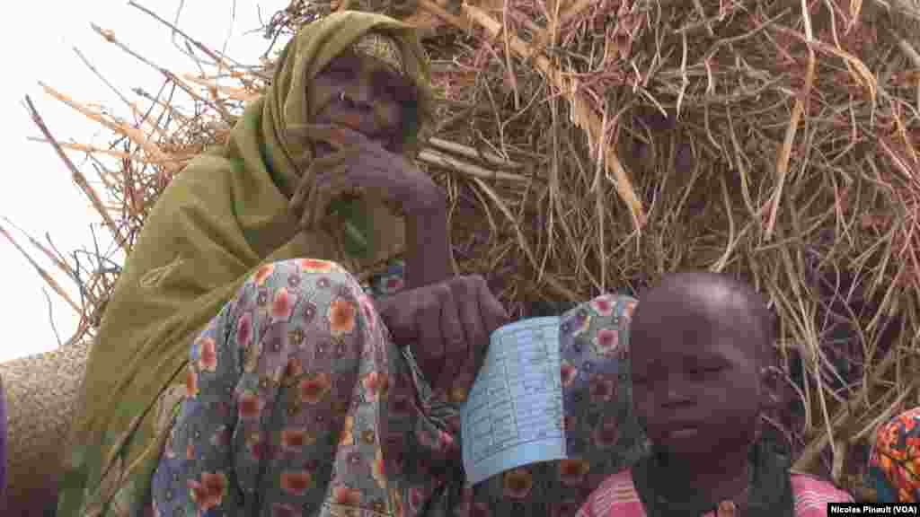 Fana Oumaram da jikarta Dawale a sansanin Assaga dake Diffa