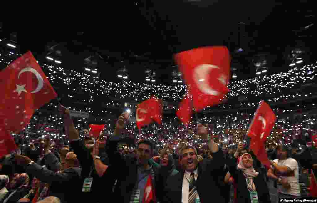 Lanxess Arena'da Erdoğan'ın konuşmasını izlemeye gelen kalabalık