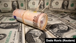 Novčanice eura i dolara (Ilustracija: REUTERS/Dado Ruvić/arhiva)