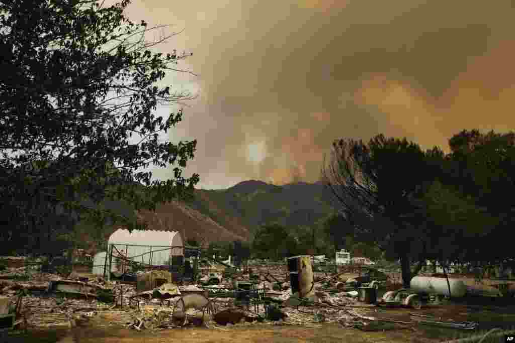 Sisa-sisa rumah yang hangus terbakar akibat kebakaran hutan di South Lake, California.