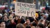 Un manifestante sostiene un cartel durante una manifestación de protesta por la huelga climática del &#39;Viernes para el Movimiento Futuro&#39; en Leipzig, Alemania, el viernes 29 de noviembre de 2019. Ciudades de todo el mundo tienen huelgas y manifestaciones por el clima durante este Día de Acción Climática.