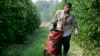 Emanuel Mandujarro de Guanajuato, México, un trabajador temporal con una visa de trabajo agrícola tipo H-2A, recolecta naranjas en una granja de cítricos en Arcadia, Florida. 