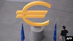 สัญลักษณ์ค่าเงินยูโร ด้านหน้าอาคารธนาคารกลางยุโรป หรือ ECB เมื่อ 6 มิ.ย. 2024 (Photo by Kirill KUDRYAVTSEV / AFP)