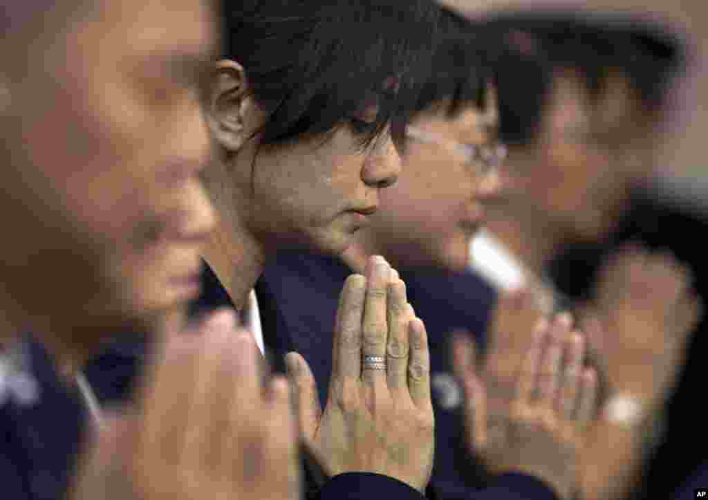 Para sukarelawan dari asosiasi Buddha Taiwan berdoa untuk warga China penumpang pesawat MH370, di sebuah hotel di Beijing, 1 April 2014.
