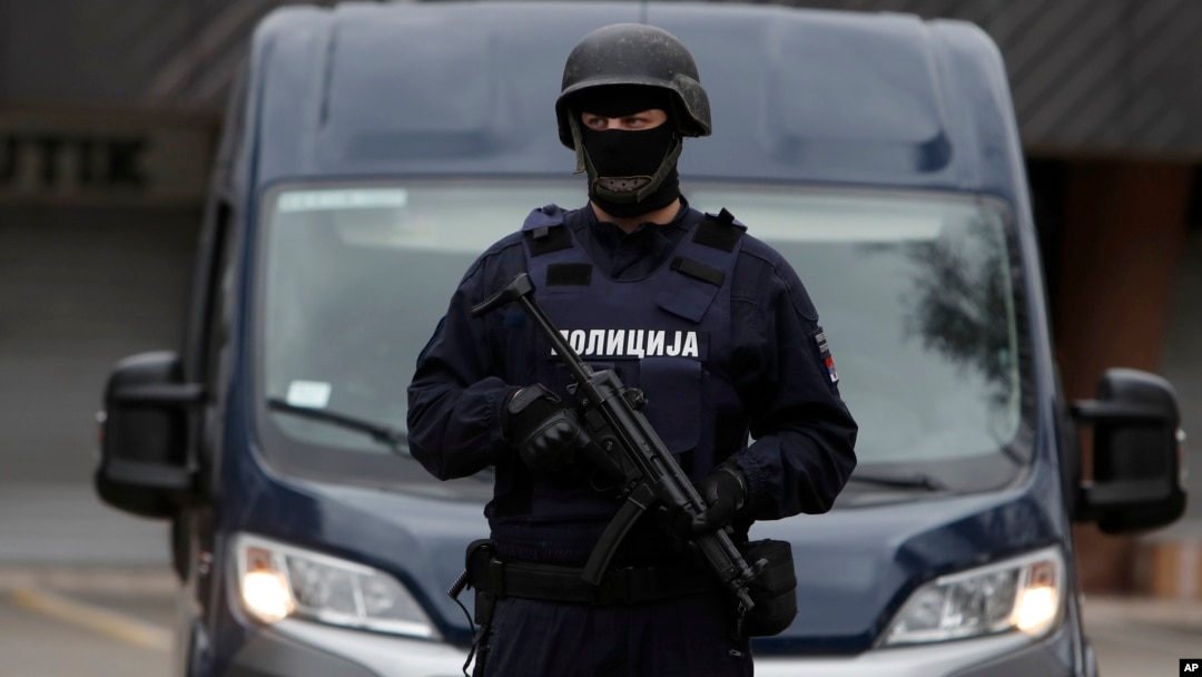 ARHIVA - Sprski policajac na zadatku (Foto: AP/Darko Vojinović)