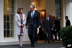Liderka demokrata u Predstavničkom domu Nensi Pelosi i predvodnik demokratske manjine u Senatu Čak Šumer, idu da se obrate medijima nakon sastanka sa predsednikom Donaldom Trampom.