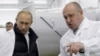 Vladimir Putin i Jevgenij Prigožin u obilasku fabrike hrane u Sankt Peterburgu u septembru 2010. (Foto: Alexey DRUZHININ / SPUTNIK / AFP)