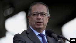 ARCHIVO - El presidente de Colombia, Gustavo Petro, en la ceremonia de juramentación del nuevo comandaante del Ejército, en la base y academia militar José María Córdoba, en Bogotá, Colombia, el viernes 31 de mayo de 2024.
