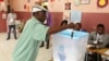Eleitor vota numa urna, em Luanda. 23 de Agosto de 2017 