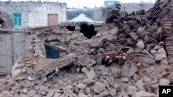 Rumah-rumah yang hancur menjadi puing-puing akibat gempa yang mengguncang Baskale di Provinsi Van, Turki, berbatasan dengan Iran, Minggu, 23 Februari 2020. 
