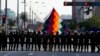 Agentes de policía impiden a manifestantes antigubernamentales dirigirse al Congreso, en el marco de la cumbre de Cooperación Económica Asia-Pacífico (APEC) en Lima, Perú, el miércoles 13 de noviembre de 2024.
