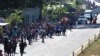 Migrantes por carretera en Huixtla, México, este lunes. La caravana de migrantes partió hacia el norte desde el sur de México a pocos días de que el secretario de Estado de Estados Unidos, Antony Blinken, llegue a la capital mexicana para discutir nuevos acuerdos migratorios.