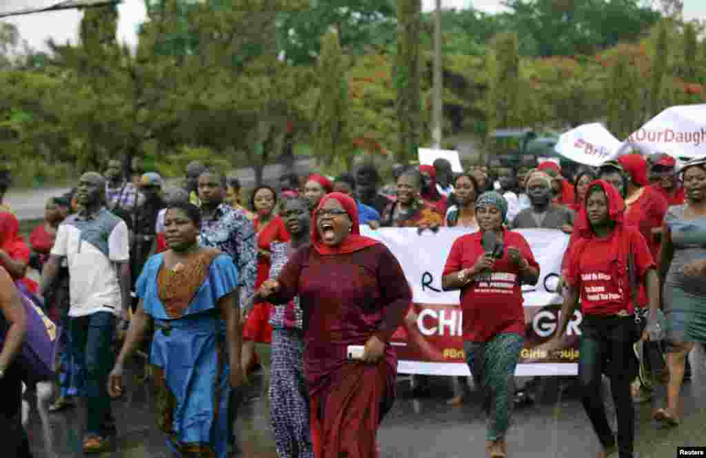 Vários membros de organizações da Sociedade Civil da Nigéria marcharam pelas ruas de Abuja, apelando que o Governo traga de volta as jovens estudantes, raptadas de uma escola de raparigas em Chibok. Nigéria, Abril 30, 2014.