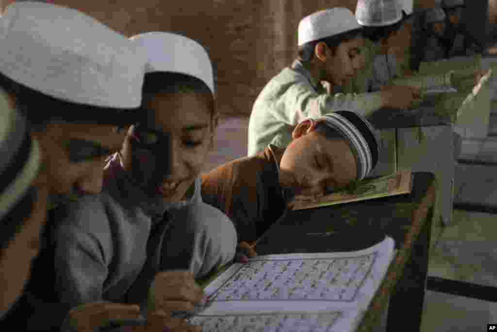 Seorang murid tertidur di kelas mengaji pada siang bulan Ramadan, di Peshawar, Pakistan.