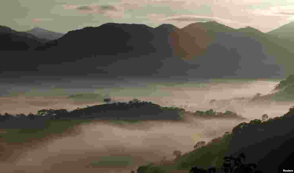 Kabut mengelilingi pegunungan di Goncalves, di negara bagian Minas Gerais di Brasil barat daya. &nbsp;