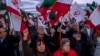 Demonstranti prolaze pored američkog Kapitola tokom skupa solidarnosti sa protestima u Iranu, 17. decembra 2022, u Vašingtonu.