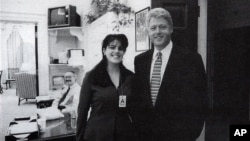 Foto oficial de Mónica Lewinsky junto al entonces presidente Bill Clinton, en la Casa Blanca, el 17 de noviembre de 1995.