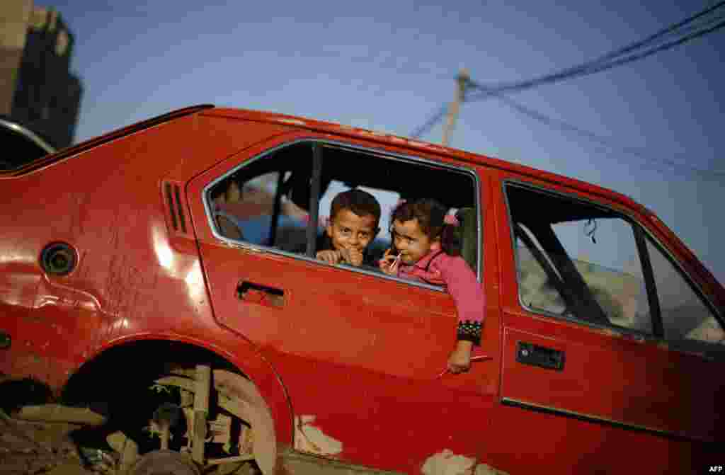 Yara Falasdinawa Na Wasa A Cikin Wata Matattar Mota A Birnin Gaza 