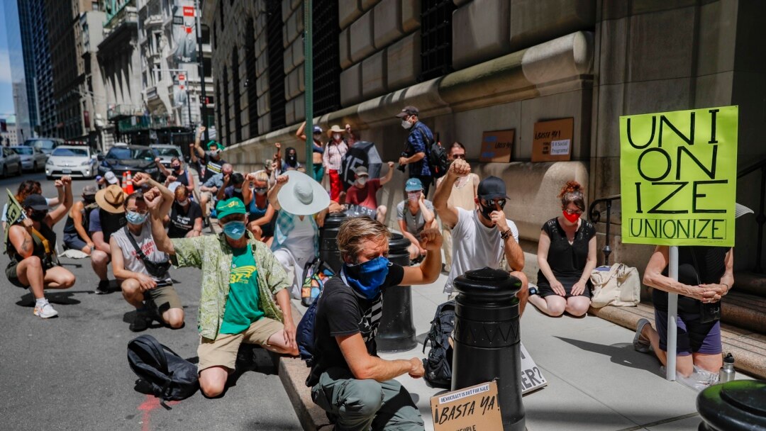 Demonstranti se okupljaju ispred zgrade američke Centralne banke na Menhetnu, 20. jula 2020.