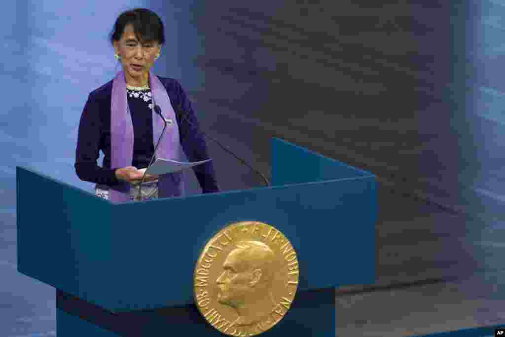 Bà Aung San Suu Kyi cầm bài diễn văn trong buổi nói chuyện về Giải Nobel Hòa bình tại tòa thị sãnh Oslo, ngày 16 tháng 6 năm 2010