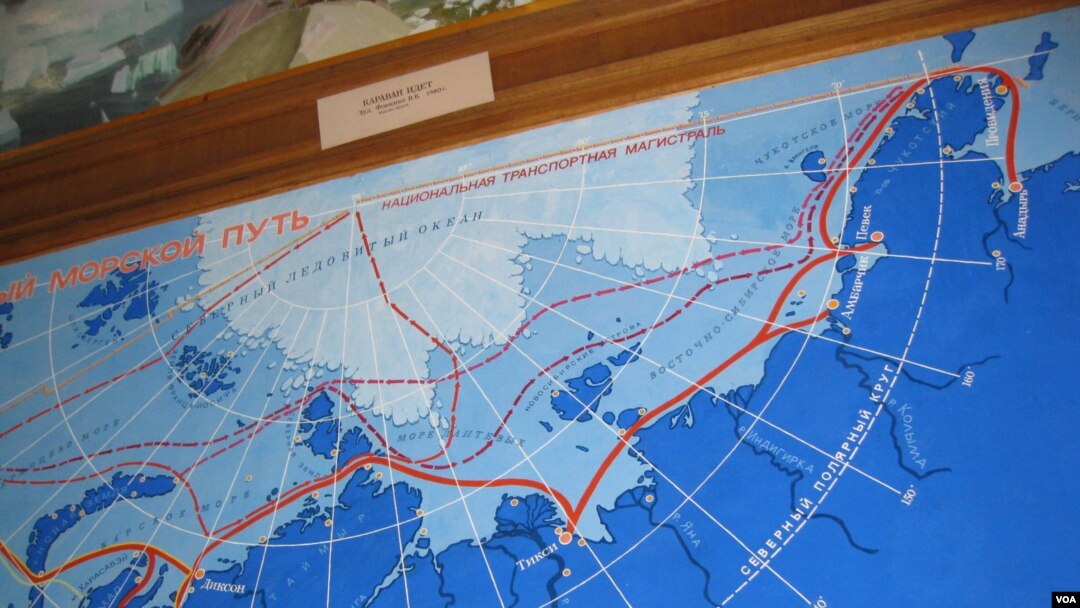 俄羅斯北極博物館中展示的一幅1980年繪製北極航道圖，以及服務北極航道的蘇聯破冰船隊照片。（美國之音白樺） 