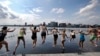 Orang-orang menyelam ke Sungai Charles selama acara “City Splash,” hari Selasa, 18 Juli 2017 di Boston (foto: AP Photo/Elise Amendola)