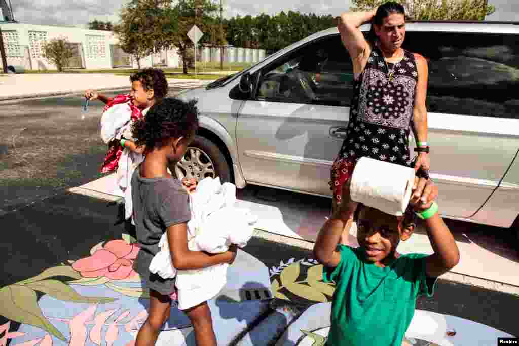 En su peligroso trayecto en Bahamas, Dorian ha ido arrasando casas, arrancando tejados y derribando árboles y postes de luz. En la foto, una familia en St. Agustine, Florida, busca refugio antes de la llegada de la tormenta a EE.UU. Reuters/Maria Alejandra Cardona.
