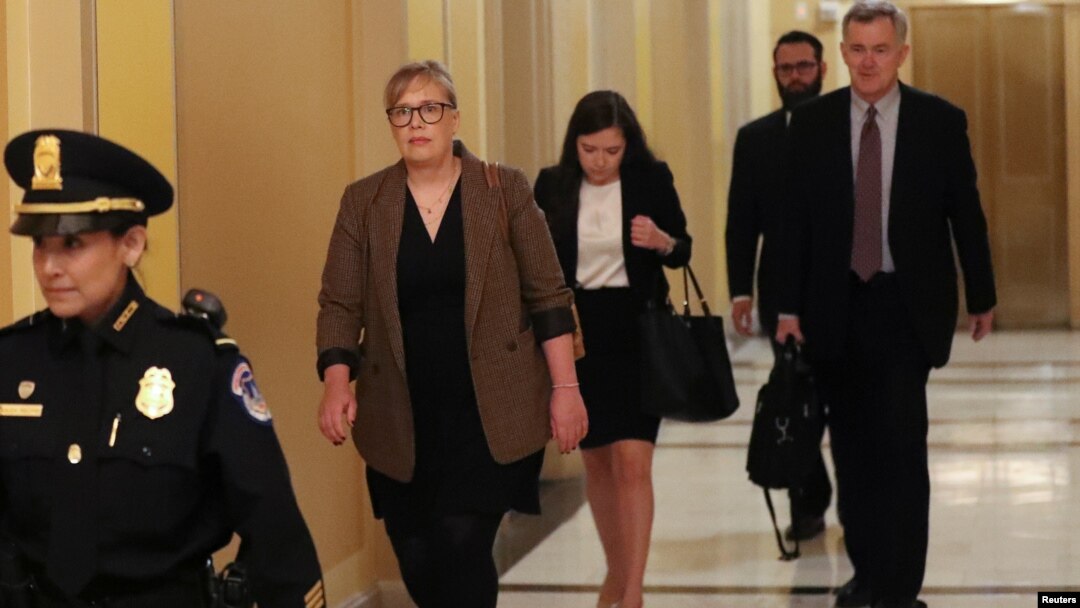 Američka diplomatkinja Ketrin Kroft, koja je bila zamenica specijalnom izaslaniku za Ukrajinu Kurtu Volkeru u Kongresu, pred svedočenje u istrazi Trampovog opoziva (Foto: Reuters/Siphiwe Sibeko) 