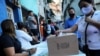 Venezolanos votan en el vecindario de bajos recursos de La Cruz, en Caracas, para la Consulta Popular organizada por la oposición el 12 de noviembre de 2020.