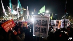 Demonstranti se okupljaju ispred Narodne skupštine u Seulu, u Južnoj Koreji, 4. decembar, 2024. (Foto: AP/Ahn Young-joon)