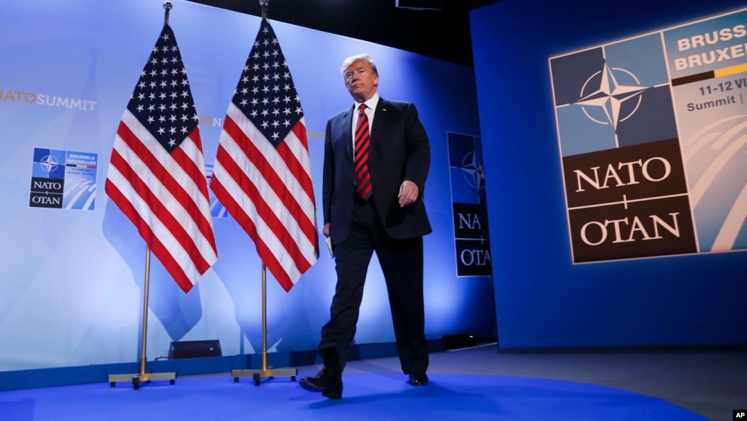 Bivši američki predsjednik Donald Tramp dolazi na konferenciju za novinare na samitu NATO-a u Briselu, 12. jul 2018. ( Foto: AP/Pablo Martinez Monsivais)