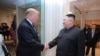 北韓中央通訊社發布的朝鮮領導人金正恩與美國總統特朗普在河內握手的照片。(2019年3月1日)