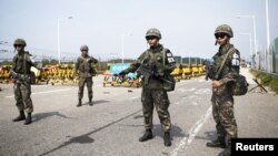남북 고위급 접촉이 한창인 지난 24일 한국 파주시 비무장 지대 통일대교 검문소에서 한국 군 병사들 경계 근무를 서고 있다.