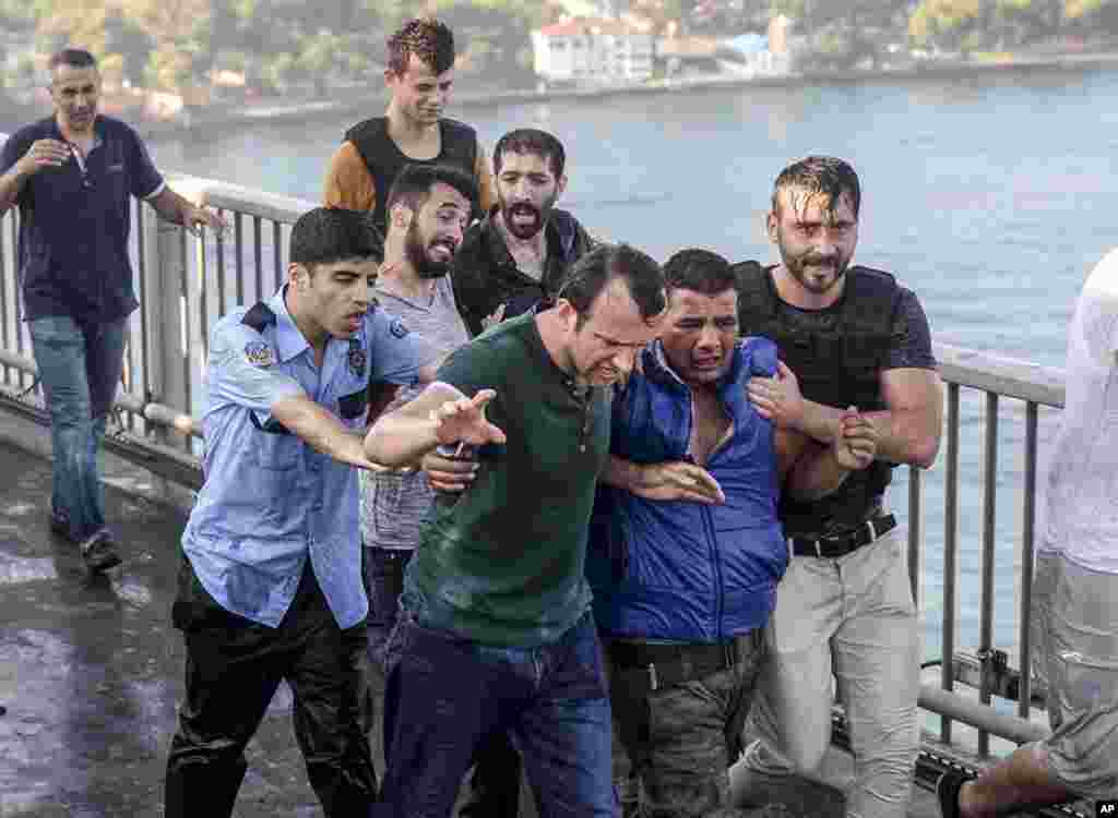 Warga menangkap seorang tentara Turki yang berpartisipasi dalam upaya kudeta, di Jembatan Bosporus, Istanbul (16/7). (AP/Selcuk Samiloglu)