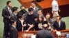 青年新政兩議員再闖立法會大會試圖宣誓不果